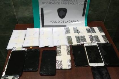 Parte del lote de teléfonos celulares robados, secuestrados en un bar de la zona de Once