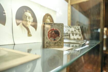 Parte del material del INET que actualmente se exhibe en el Cervantes a partir del espectáculo que revista el origen de la revista porteña