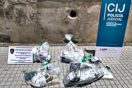 Parte del material secuestrado en la casa del hombre acusado de abusar de su hijo de tres años