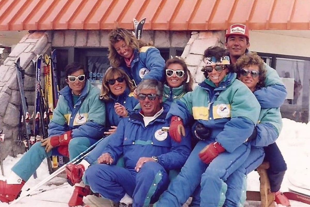 Parte del plantel de instructores de los primeros años de Las Leñas, vestidos "a la moda", con el estilo de montaña de los 80. En el centro, el director de la escuela de esquí, Roberto Thostrup