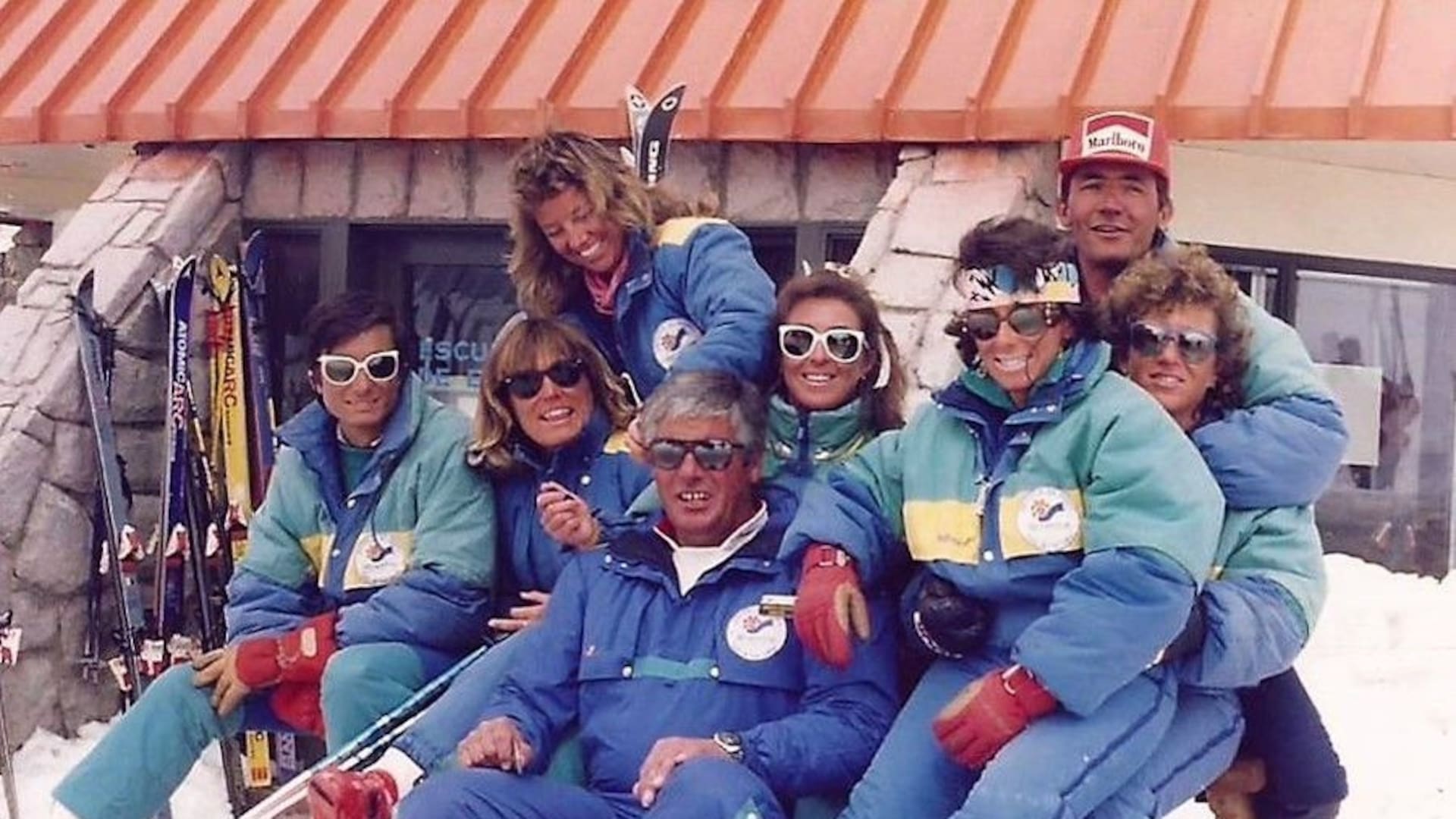 Parte del plantel de instructores de los primeros años de Las Leñas, vestidos "a la moda", con el estilo de montaña de los 80. En el centro, el director de la escuela de esquí, Roberto Thostrup