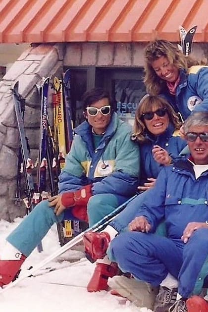 Parte del plantel de instructores de los primeros años de Las Leñas, vestidos "a la moda", con el estilo de montaña de los 80. En el centro, el director de la escuela de esquí, Roberto Thostrup