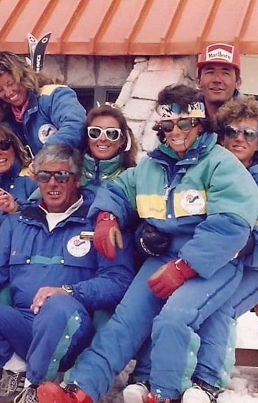 Parte del plantel de instructores de los primeros años de Las Leñas, vestidos "a la moda", con el estilo de montaña de los 80. En el centro, el director de la escuela de esquí, Roberto Thostrup