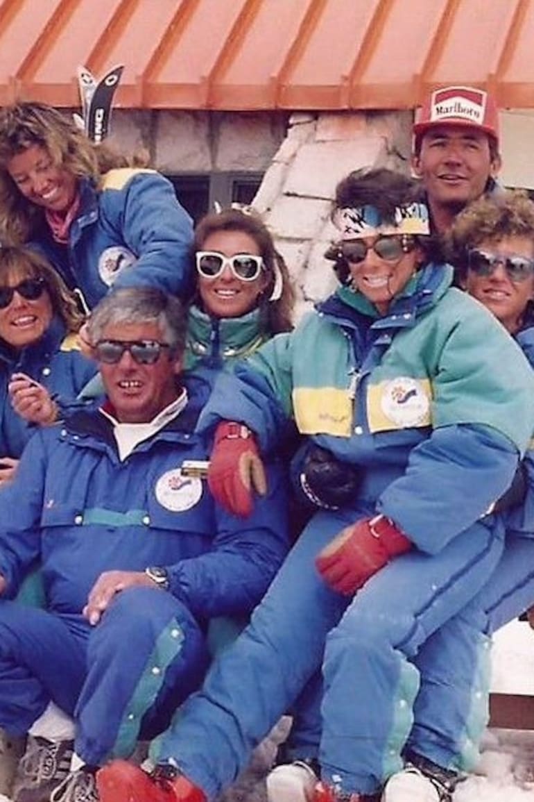 Parte del plantel de instructores de los primeros años de Las Leñas, vestidos "a la moda", con el estilo de montaña de los 80. En el centro, el director de la escuela de esquí, Roberto Thostrup
