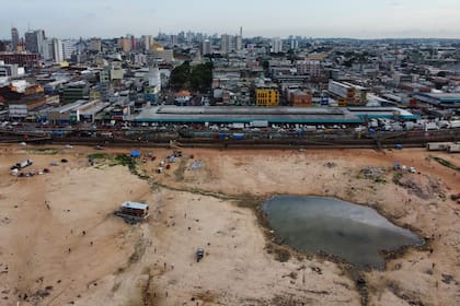Parte del río Negro se ve seco en el puerto en Manaos, en el estado de Amazonas, Brasil, el viernes 4 de octubre de 2024, en medio de una fuerte sequía. (AP Foto/Edmar Barros)