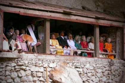 Parte del ritual es esculpir estatuas en madera representando a los muertos. Estas esculturas llevan ropa, joyería e incluso cabello de los fallecidos y son centinelas silenciosos que miran hacia este mundo desde otro plano