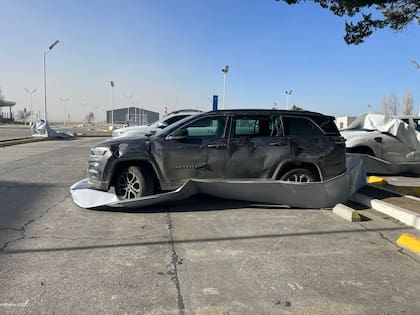 Parte del techo del aeropuerto cayó sobre los vehículos que estaban estacionados