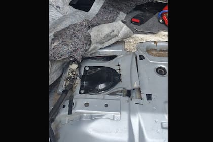 Parte del tren delantero de una de las camionetas secuestradas en Orán, en donde ocultaban cocaína