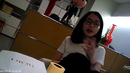 Parte del video filtrado en el que se ve la bolsa de la cartera marca Dior
