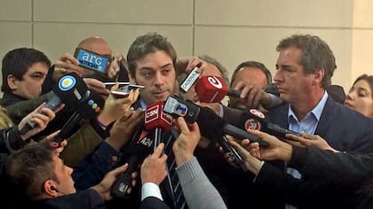 Parte médico en la puerta del Sanatorio Otamendi