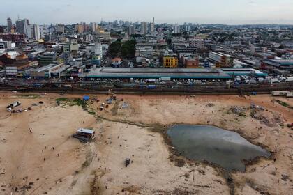 Parte seca del río Negro en el puerto de Manaus, estado de Amazonas, Brasil, el viernes 4 de octubre de 2024, en medio de una grave sequía. (AP Foto/Edmar Barros)