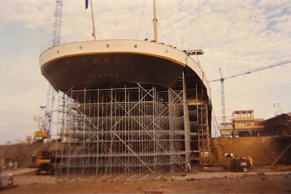 Parte trasera del Titanic sostenida por andamios, la cual recreó al buque original en el puerto de Belfast