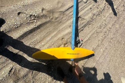 Partes de un kayak encontradas en Cariló.