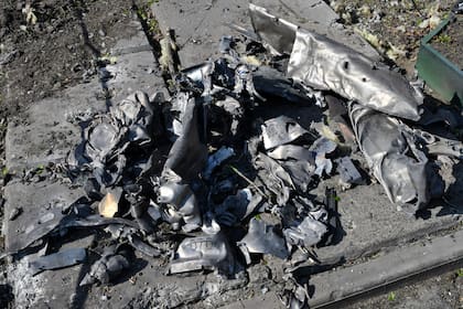 Partes de un misil, en el suelo tras ser recopiladas de un edificios de apartamentos destruido en un ataque nocturno en Kramatorsk, Ucrania, el 5 de mayo de 2022. (AP Foto/Andriy Andriyenko)