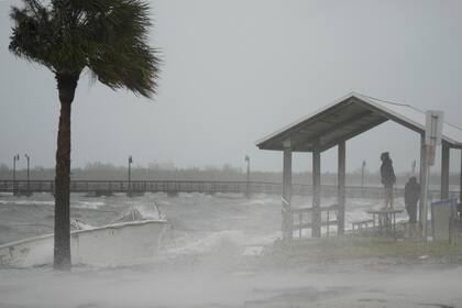 Partes de viviendas colapsadas debido a la marejada causada por el huracán Nicole, el jueves 10 de noviembre de 2022, en Wilbur-By-The-Sea, Florida. (AP Foto/John Raoux)