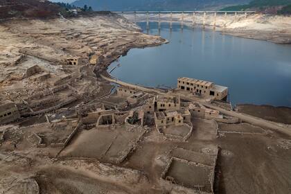 Partes del antiguo pueblo de Aceredo, sumergidas hace tres décadas, reapareció debajo del río Limia