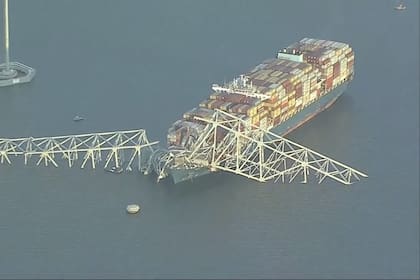Partes del puente Francis Scott Key permanecen después de que un barco portacontenedores chocó con uno de los soportes del puente el martes 26 de marzo de 2024 en Baltimore