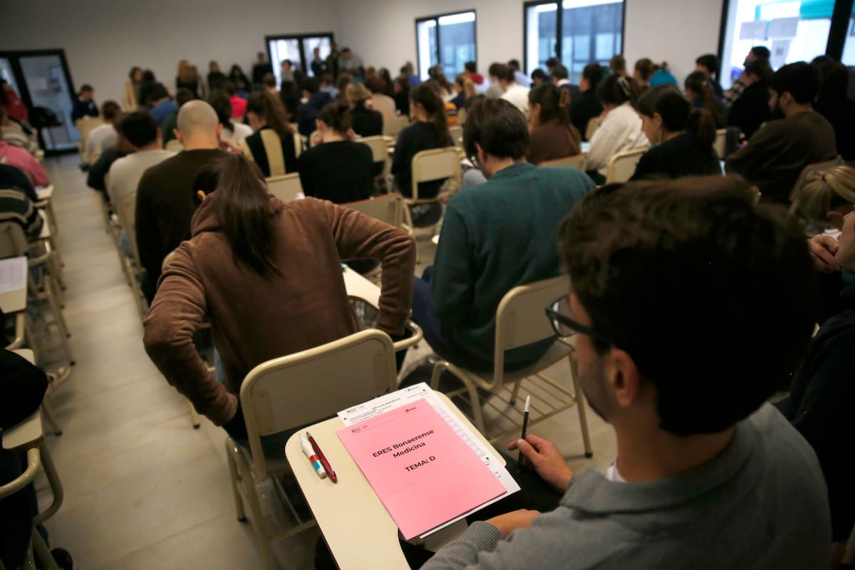 Participantes durante el examen en una de las aulas habilitadas, bajo supervisión permanente de coordinadores y asistentes
