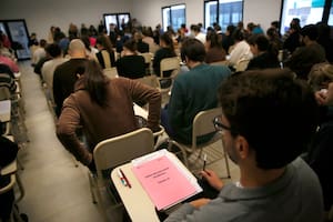 Con un fuerte operativo de seguridad y polémica por las preguntas, se realizó el examen de residencias médicas