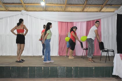 Participantes durante uno de los juegos organizados en el escenario del predio municipal, en la celebración por el Día de la Mujer