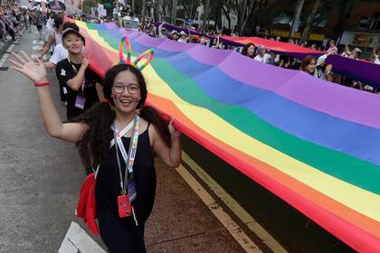 Participantes en el desfile anual del orgullo LGBT en Taipéi, Taiwán, el 26 de octubre de 2024. (AP Foto/Chiang Ying-ying)