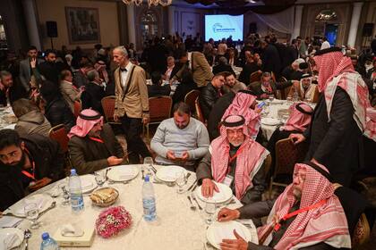 Participantes en una conferencia de diálogo nacional sirio se reúnen en el hotel Dama Rose en Damasco, el 24 de febrero de 2025.