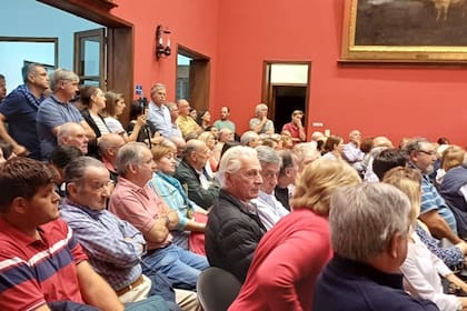 Participaron entre 600 y 700 personas en un salón colmado de la Rural local
