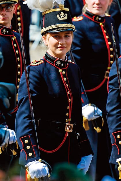 Participó del desfile militar con el uniforme ceremonial de la Royal Military School.