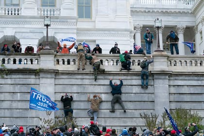 Partidarios de Donald Trump toman por asalto al Capitolio en Washington el 6 de enero del 2021. (Foto AP /Jose Luis Magana, File)