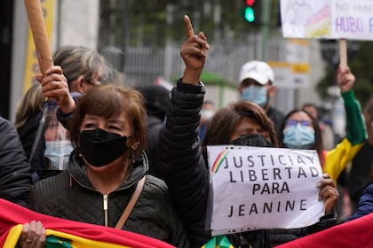 Partidarios de Jeanine Áñez se manifestaron en las puerta del tribunal en La Paz