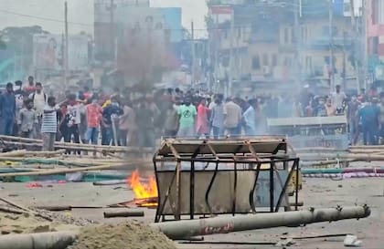 Partidarios de la destituida primera ministra Sheikh Hasina se enfrentan con la policía en Gopalganj, Bangladesh, el 16 de julio de 2025