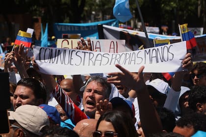 Partidarios de la líder opositora María Corina Machado conmemoran el segundo aniversario de las disputadas elecciones presidenciales de 2024 en Caracas