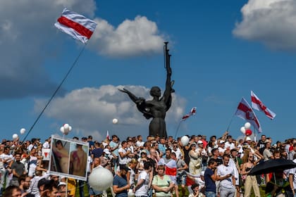 Partidarios de la oposición de Belarús asisten a un mitin en el centro de Minsk