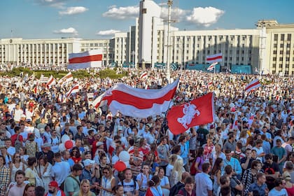 Partidarios de la oposición de Bielorrusia asisten al mitin en el centro de Minsk el 16 de agosto de 2020