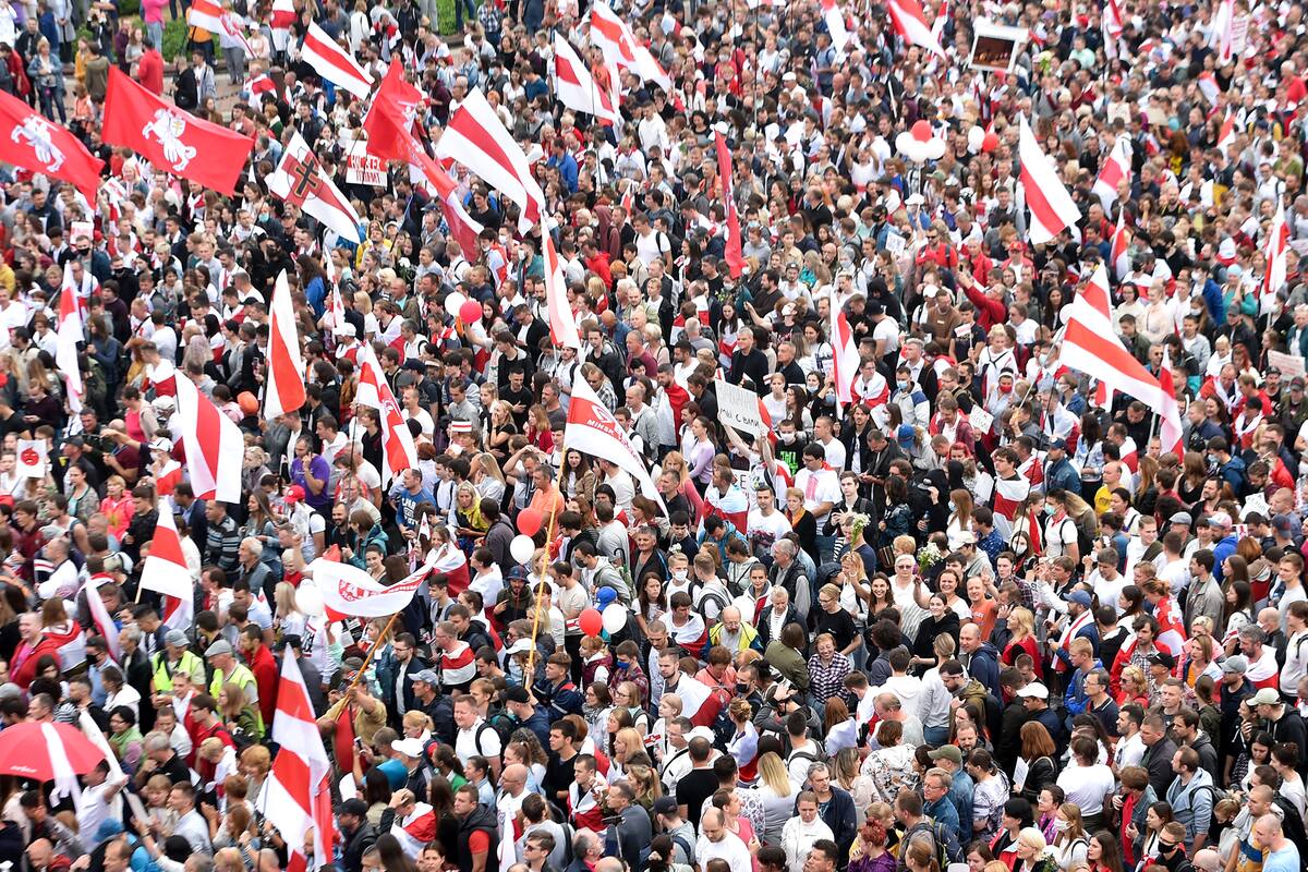 Partidarios de la oposición se reúnen para protestar contra los resultados de las elecciones presidenciales en Minsk el 23 de agosto de 2020