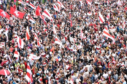Partidarios de la oposición se reúnen para protestar contra los resultados de las elecciones presidenciales en Minsk el 23 de agosto de 2020