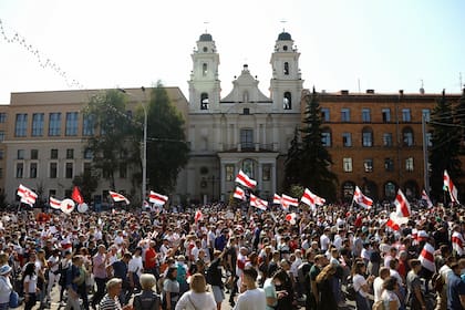 Partidarios de la oposición se reúnen para protestar contra los resultados de las elecciones presidenciales en disputa en Minsk el 30 de agosto de 2020