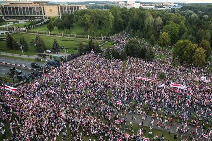 Partidarios de la oposición se reúnen para protestar contra los resultados de las elecciones presidenciales en disputa en Minsk el 30 de agosto de 2020