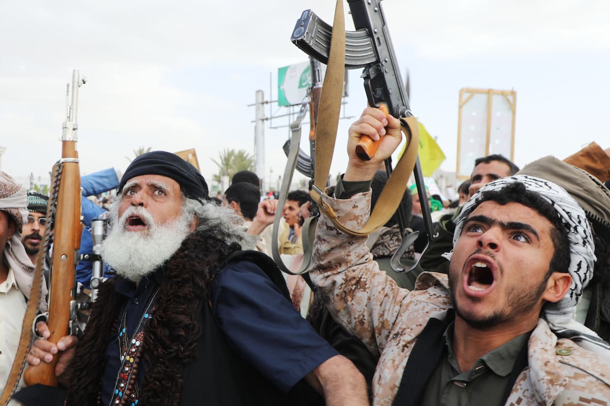 Partidarios de los rebeldes hutíes corean consignas contra Israel y Estados Unidos durante un mitin en Saná, Yemen, el 6 de febrero de 2026 (AP Foto/Osamah Abdulrahman)