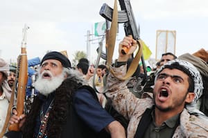 Partidarios de los rebeldes hutíes corean consignas contra Israel y Estados Unidos durante un mitin en Saná, Yemen, el 6 de febrero de 2026 (AP Foto/Osamah Abdulrahman)