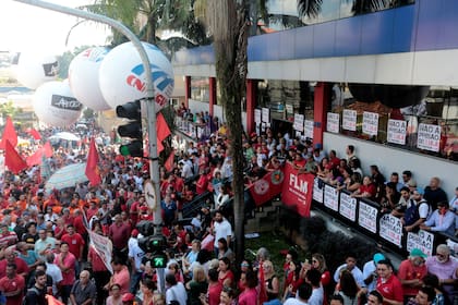 Partidarios de Lula frente a la sede del sindicato de Metalúrgicos de San Pablo
