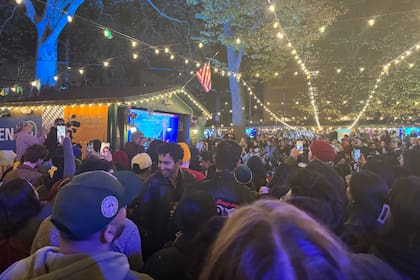 Partidarios de Mamdani se reúnen en un centro de voluntarios en Queens