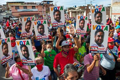 Partidarios de Nicolás Ernesto Maduro Guerra, hijo del presidente Nicolás Maduro y candidato a las próximas elecciones parlamentarias, asisten a un mitin de campaña en La Guaira, Estado Vargas, Venezuela, el 29 de noviembre de 2020