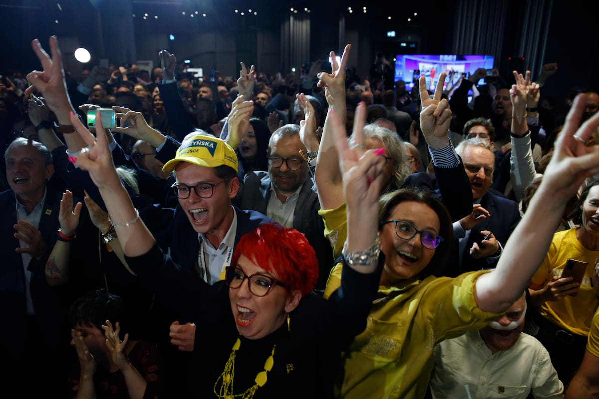 Partidarios de Tercera Vía, una coalición del grupo centrista Polonia 2050 y el agrario Partido del Pueblo Polaco, celebran en su sede electoral en Varsovia, Polonia, el domingo 15 de octubre de 2023. (AP Foto/Michal Dyjuk)