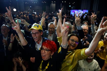 Partidarios de Tercera Vía, una coalición del grupo centrista Polonia 2050 y el agrario Partido del Pueblo Polaco, celebran en su sede electoral en Varsovia, Polonia, el domingo 15 de octubre de 2023. (AP Foto/Michal Dyjuk)