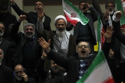 Partidarios de un grupo de candidatos corean lemas durante un mitin de campaña antes de las elecciones parlamentarias del 1 de marzo, en Teherán, Irán, el 28 de febrero de 2024. (AP Foto/Vahid Salemi)