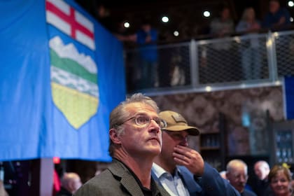 Partidarios del Alberta Prosperity Project observan cómo empiezan a aparecer los resultados del referéndum en Edmonton, Alberta
