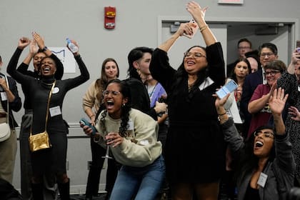 Partidarios del Asunto 1 celebran mientras Rhiannon Carnes, directora ejecutiva de la campaña y de la Ohio Women's Alliance, habla en una fiesta electoral el 7 de noviembre de 2023 en Columbus Ohio. Los votantes de Ohio aprobaron la enmienda constitucional, que garantiza el derecho al aborto y otras formas de salud reproductiva (AP Foto/Sue Ogrocki)