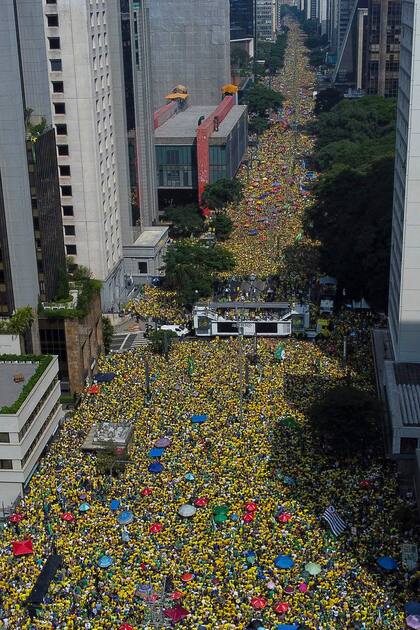 Partidarios del expresidente brasileño Jair Bolsonaro en una manifestación en San Pablo, el pasado domingo, para rechazar las acusaciones de que planeó un golpe de estado con aliados para permanecer en el poder después de su fallido intento de reelección en 2022. (Miguel SCHINCARIOL / AFP)