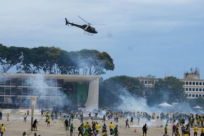 Partidarios del expresidente brasileño Jair Bolsonaro chocan con la policía al intentar irrumpir en el palacio presidencial en Brasilia, Brasil, el 8 de enero de 2023